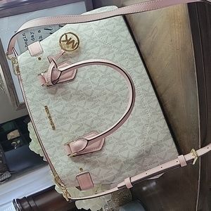 Absolutely gorgeous Michael kors bag